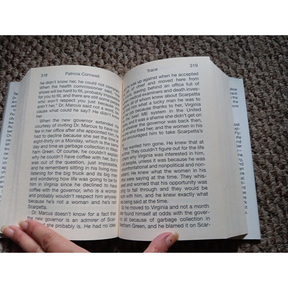 Trace  by Patricia Cornwell Large Print HCDJ 2004 Scarpetta Novel - Picture 15 of 16